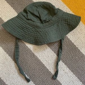 Kate Quinn sun hat